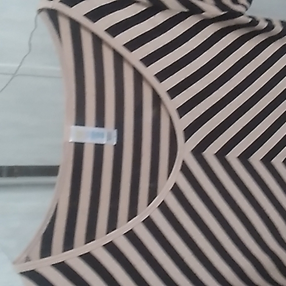 LulaRoe Small Tan Black Zig Zag Stripes Short Sleeves Top Like New - Picture 3 of 7